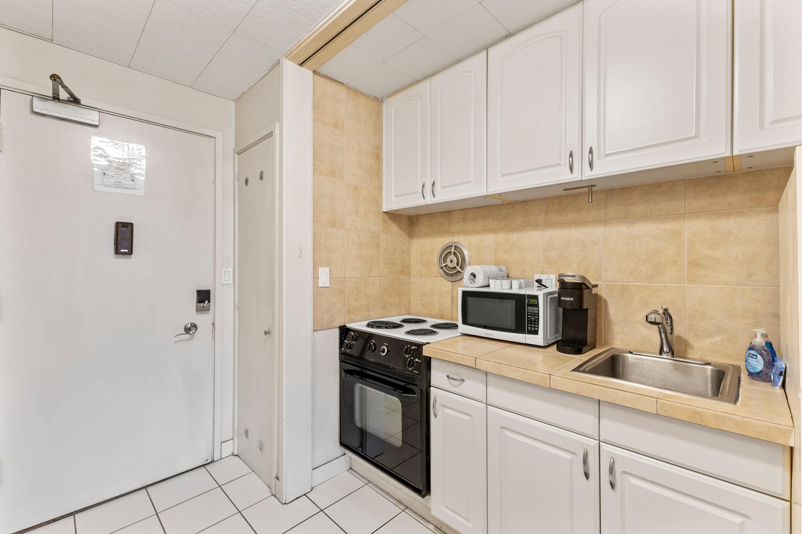 Condo in Honolulu · ★4.69 · Studio · 1 bath - Image 12