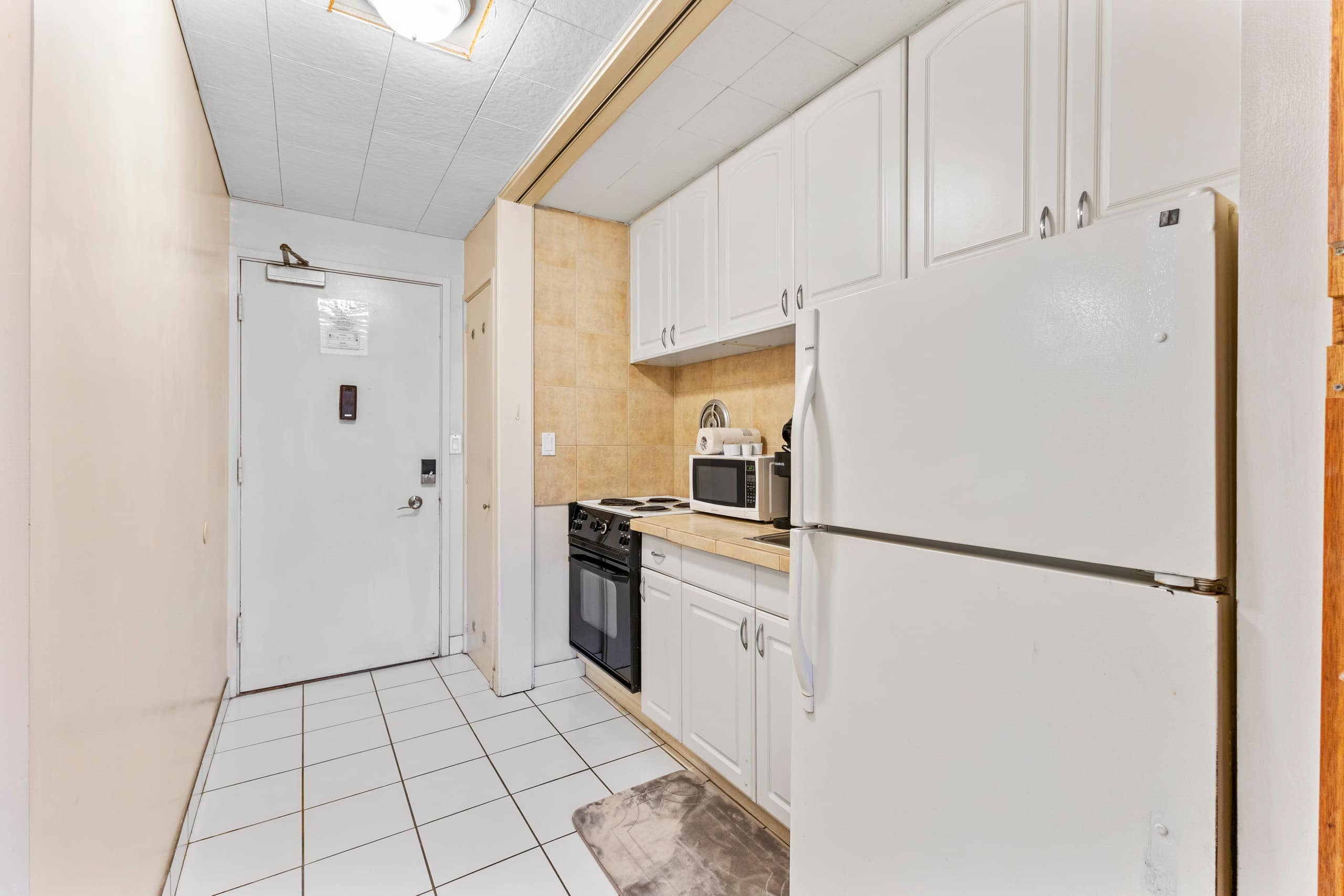 Condo in Honolulu · ★4.69 · Studio · 1 bath - Image 11