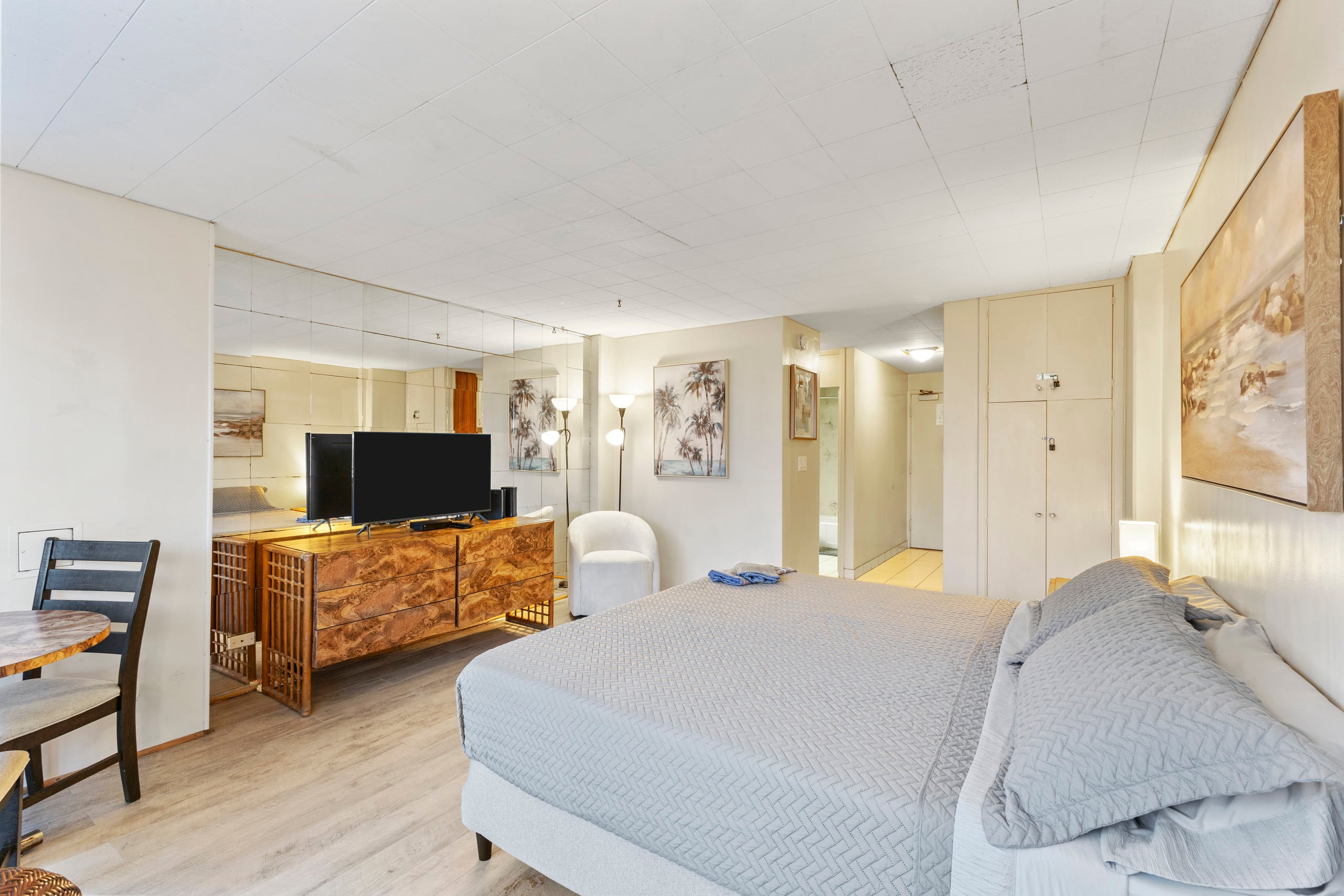 Condo in Honolulu · ★4.69 · Studio · 1 bath - Image 6
