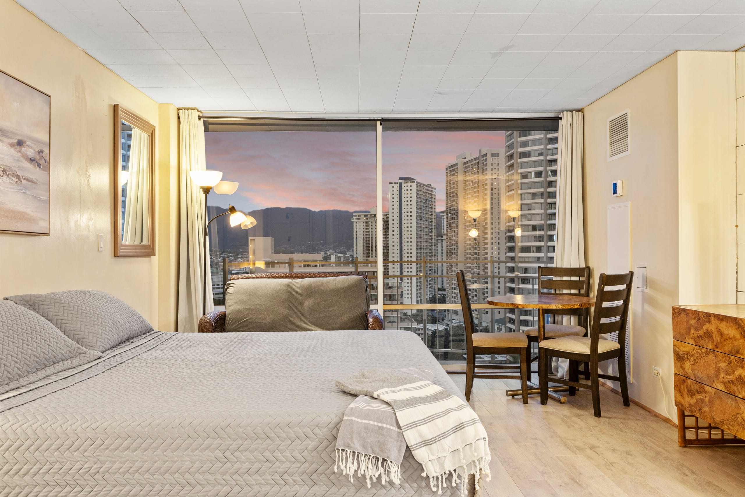 Condo in Honolulu · ★4.69 · Studio · 1 bath - Image 3