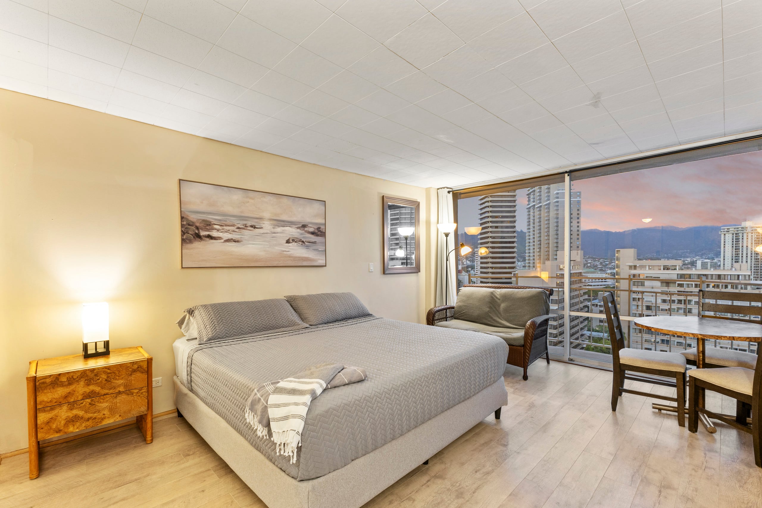 Condo in Honolulu · ★4.69 · Studio · 1 bath - Image 1
