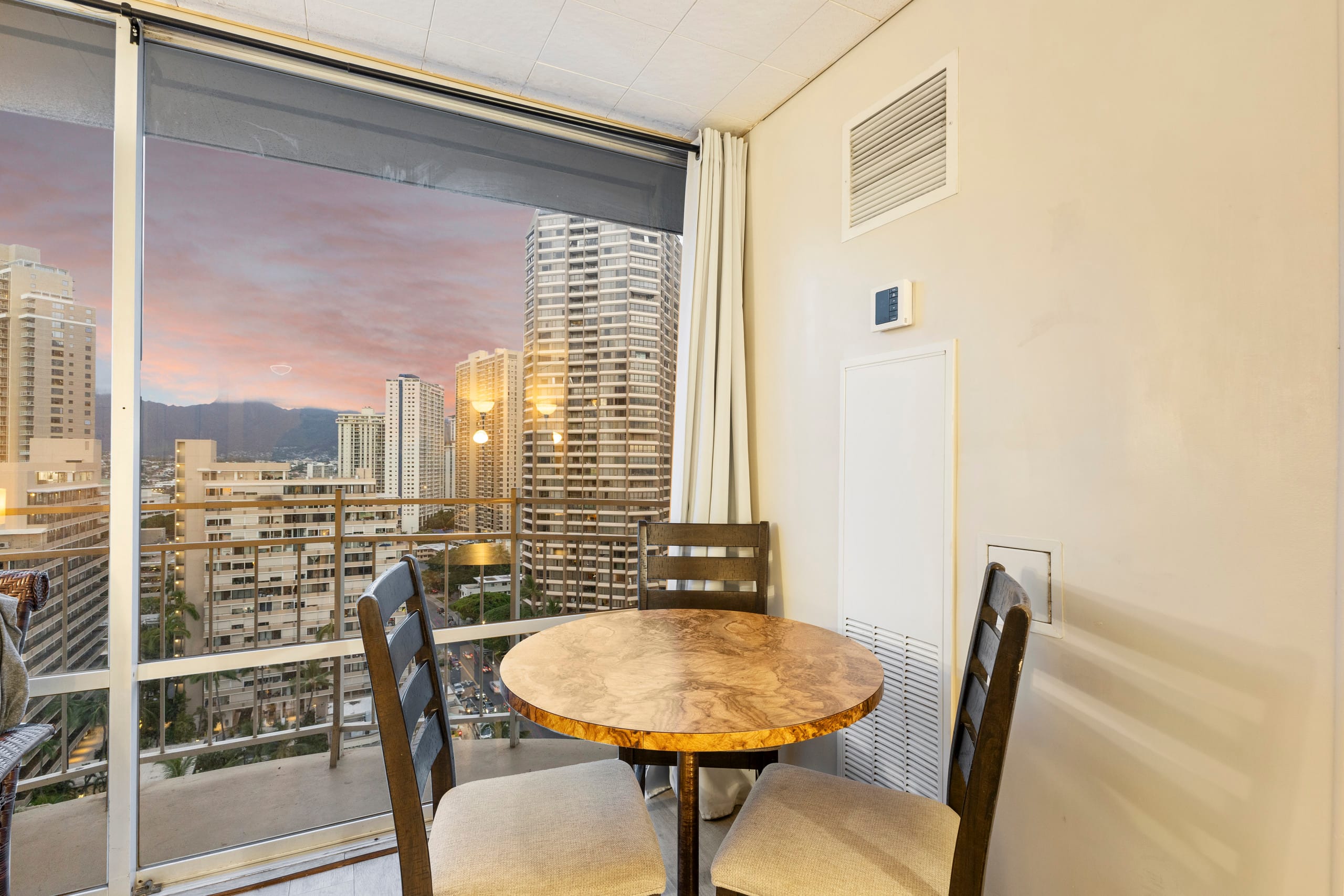 Condo in Honolulu · ★4.69 · Studio · 1 bath - Image 8