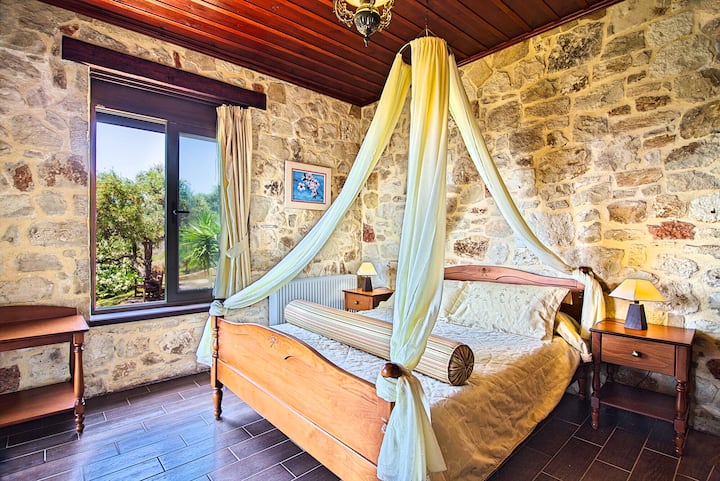 Ground Floor: Bedroom 3 with queen bed, ensuite bathroom with jacuzzi bathtub and private balcony with stunning view.