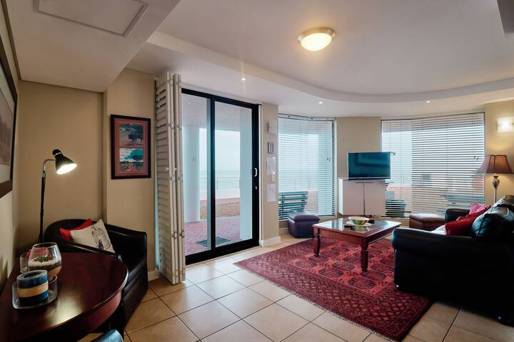 Three bedroom beachfront apartment gallery image 2