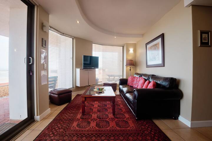 Three bedroom beachfront apartment gallery image 3