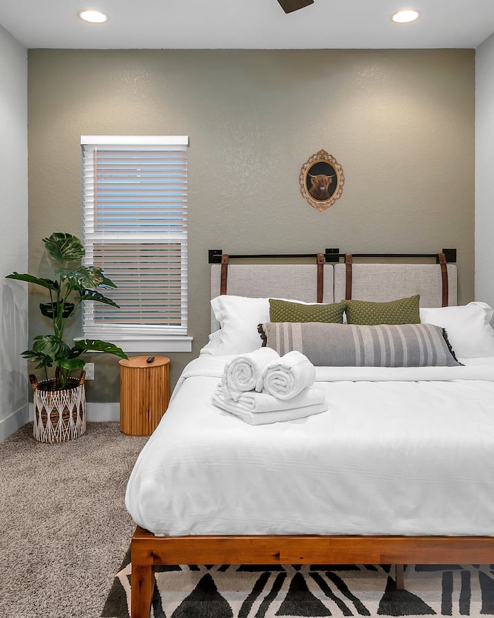 Dhoma kryesore e gjumit është një vend i shenjtë i qetë në këtë shtëpi të mbushur me argëtim