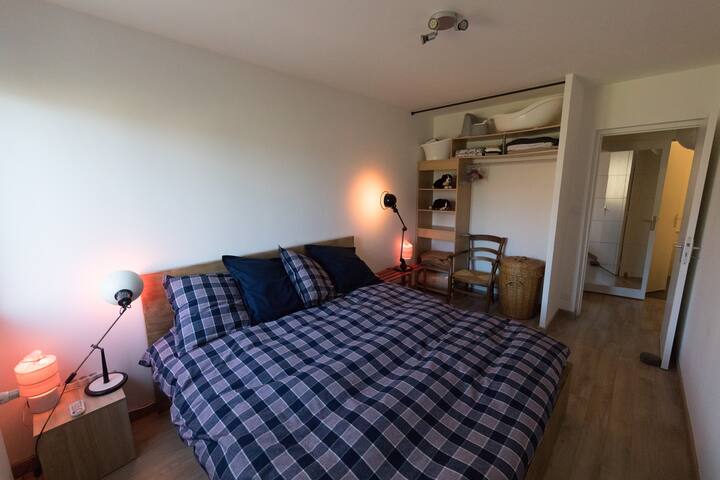 Chumba kikuu cha kulala, chenye kitanda cha ukubwa wa kifalme (sentimita 180 x 200).