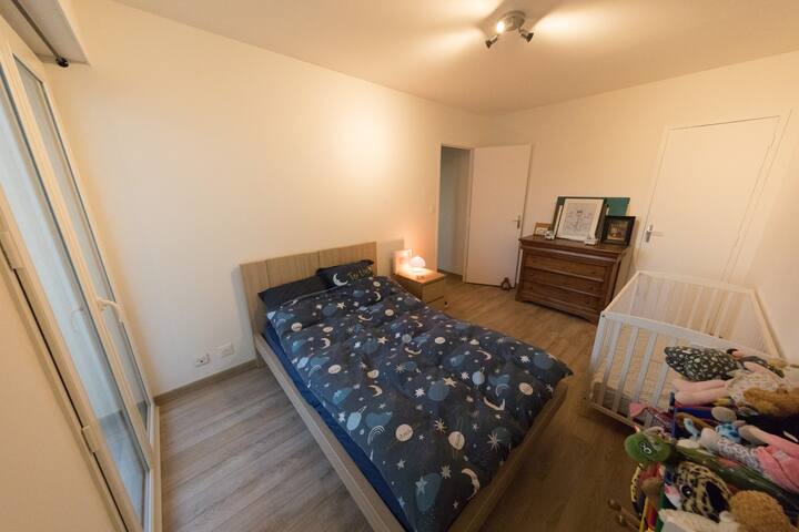 Chumba cha watoto kilicho na kitanda cha sentimita 140 x 200 na kitanda cha mtoto sentimita 60 x 120. Droo iliyo chini ya kitanda imejaa michezo ya watoto kuanzia umri wa miaka 2 hadi 6.