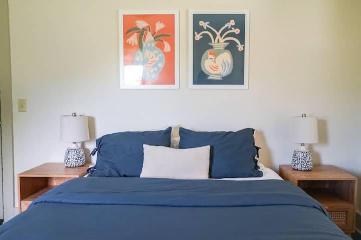 Habitación #1 con una cama tamaño queen. 