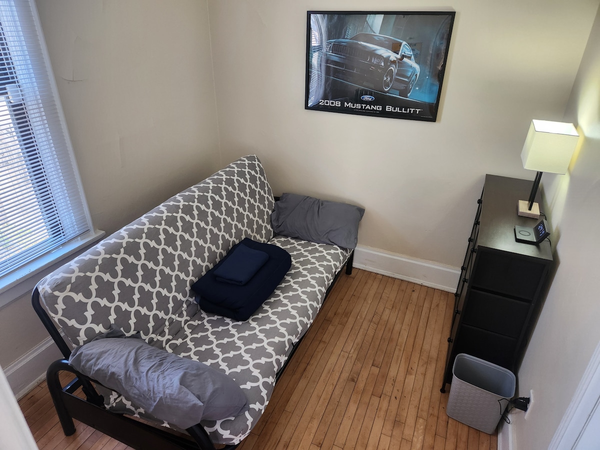 客厅配有折叠式日式床垫、梳妆台、闹钟/无线充电器和衣柜。