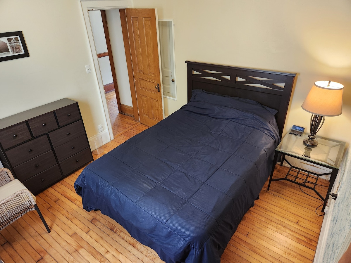 客房配有标准双人床、梳妆台、衣柜、床头柜、台灯和无线充电器/时钟。