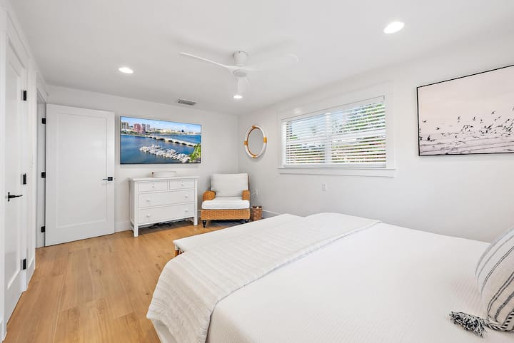 Основна спалня със смарт телевизор Samsung и пълна баня.
Всички спални комплекти са снабдени с протектори срещу алергени.