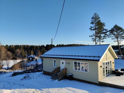 Cabin sleeps 9. 40 min from Oslo. Close to water