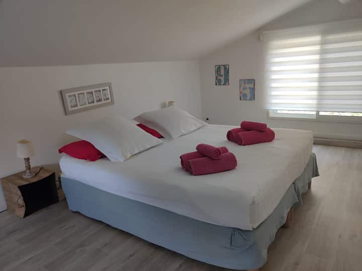 COCOON 'S ROOM (Dormitorio 5) - Piso acceso por pasillo altillo de la sala de estar: Cama Queen Size 160x190 Y/O Twin 2x80x190. Gran habitación de 21 M2 ideal dormitorio para niños.
No hay baño contiguo
Aire acondicionado reversible con bomba de calor.