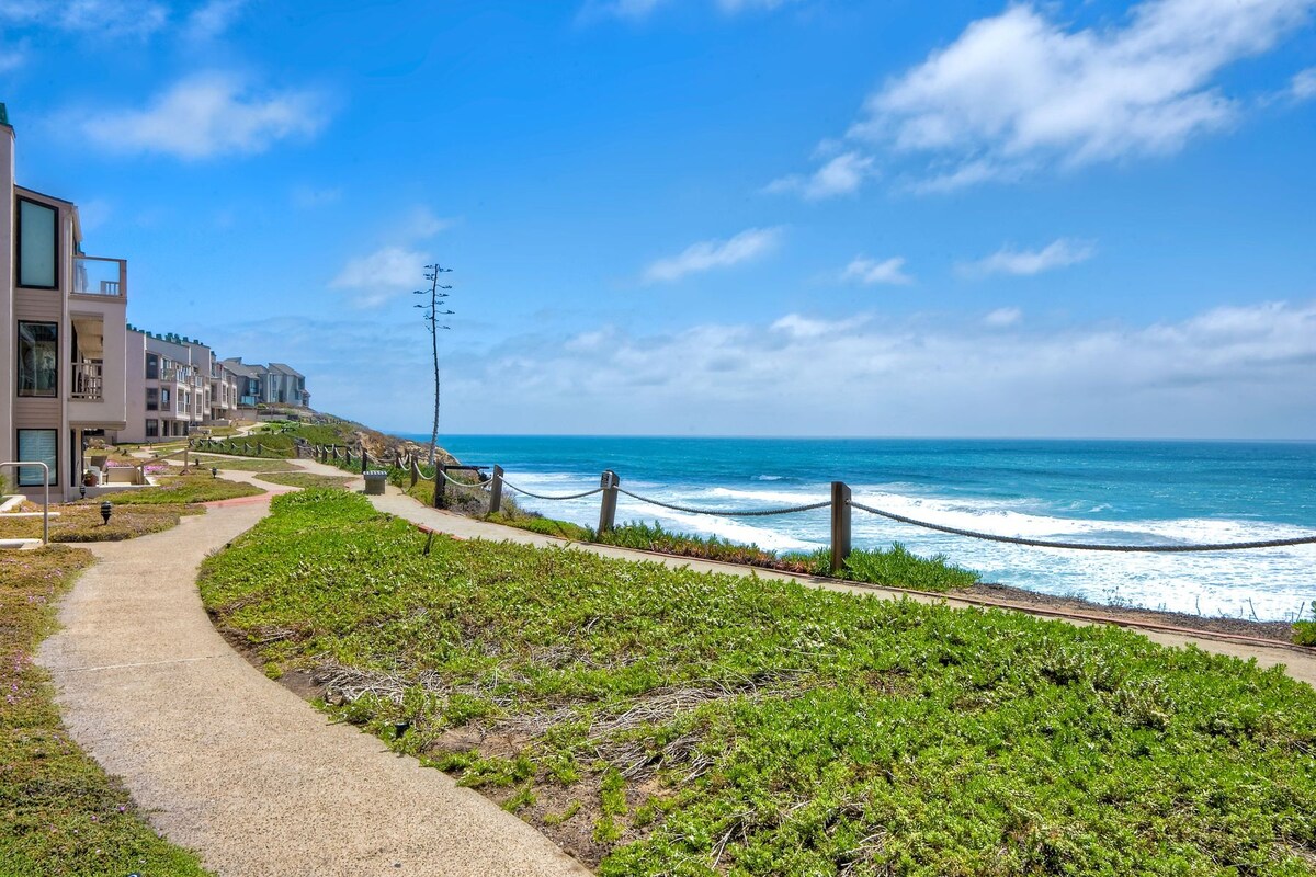 Desirable condo along the bluff in Solana Beach! - Apartments for Rent in  Solana Beach, California, United States - Airbnb