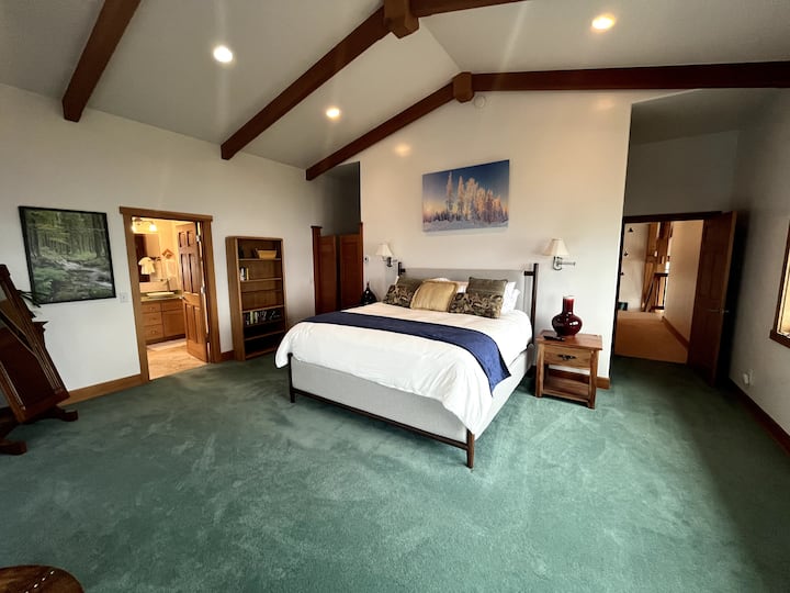 Შეიგრძენით სრული განტვირთვა ამ მშვიდ და მიმზიდველ საძინებელში.