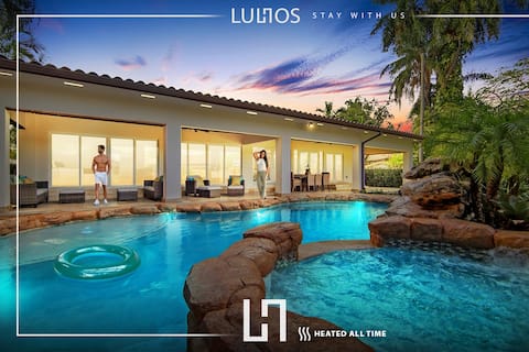 Luxury Miami Stay: 7BR, Pool, Jacuzzi & Games
