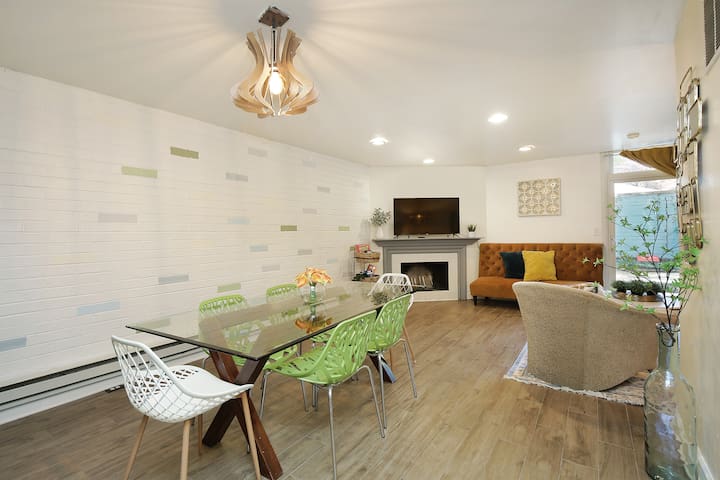 Marvelous & Cozy 3 Story Lincoln Park Apt | DePaul gallery image 3