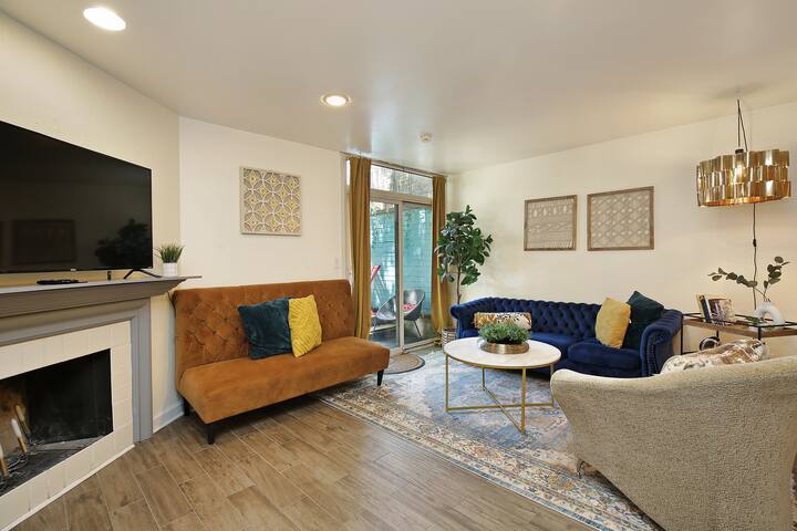 Marvelous & Cozy 3 Story Lincoln Park Apt | DePaul gallery image 4