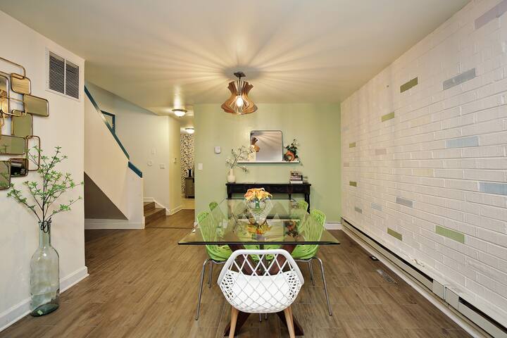 Marvelous & Cozy 3 Story Lincoln Park Apt | DePaul gallery image 5