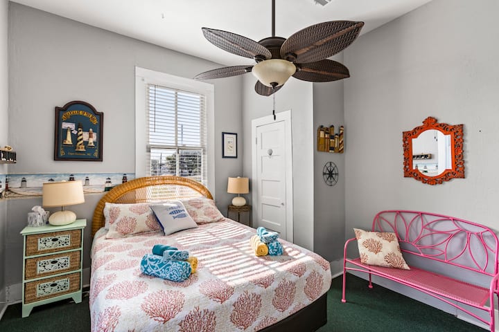 Dormitorio tamaño queen con una cama muy cómoda, ventilador de techo, sala de estar con acceso directo al exterior en la cubierta superior.