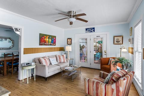 Top Airbnb: 2blks to BEACH. Big decks lots of seating & space in Houston Suburbs