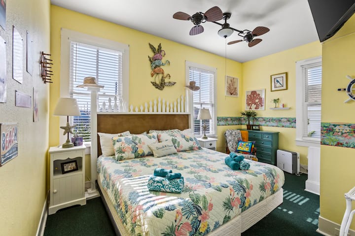 LA habitación con cama tamaño king de los CAPITANES es el dormitorio más grande con ventilador de techo doble, tres ventanas grandes, televisor inteligente montado en la pared.   Un montón de espacio para el colchón de aire doble proporcionado o traer tu propio colchón de aire más grande.   Sábanas y almohadas adicionales incluidas.