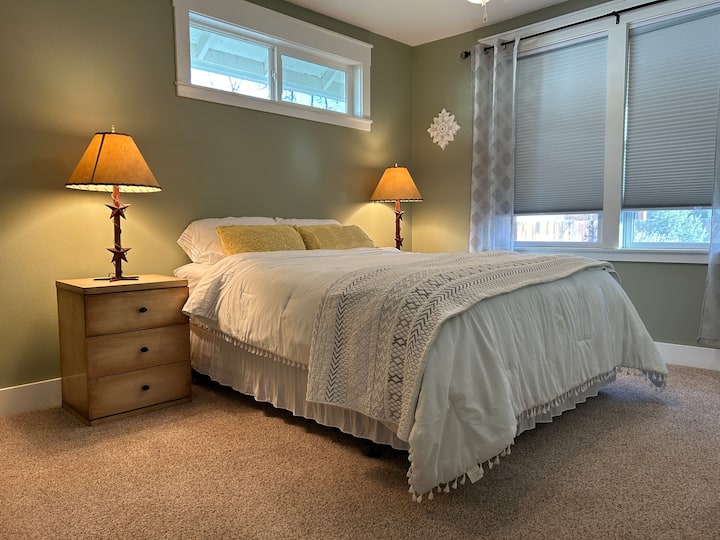 Dormitorio principal con baño adjunto