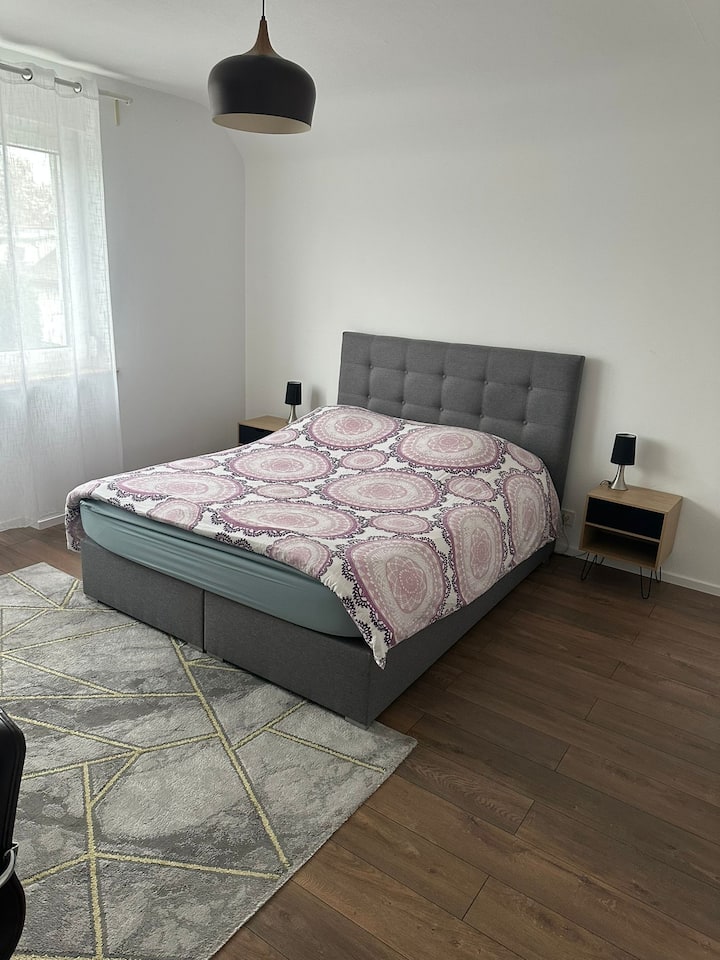 ห้องนอน 2 พร้อมเตียงขนาดใหญ่ 140 x 200 (มีผ้าปูที่นอนให้)