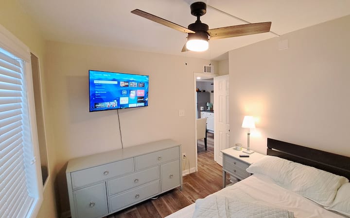 חדר שינה ראשי עם מיטת קווין סייז וטלוויזיית רוקו בגודל 40אינץ '. יש כריות, שמיכות טלאים ומגן מזרן. האורחים יצטרכו להביא סדינים משלהם.