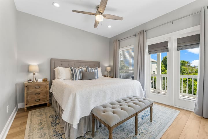 Bedroom #2 - 2nd floor King bedroom with twin/twin day bed and en-suite bathroom (Sleeps 4) 