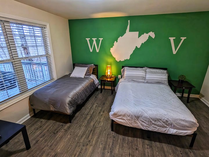 Четврта спална соба: брачен кревет (широк 150-179 см), полн кревет (широк 180-179 см), брачен кревет (широк 180-179 см), брачен кревет (широк 180-179 см),