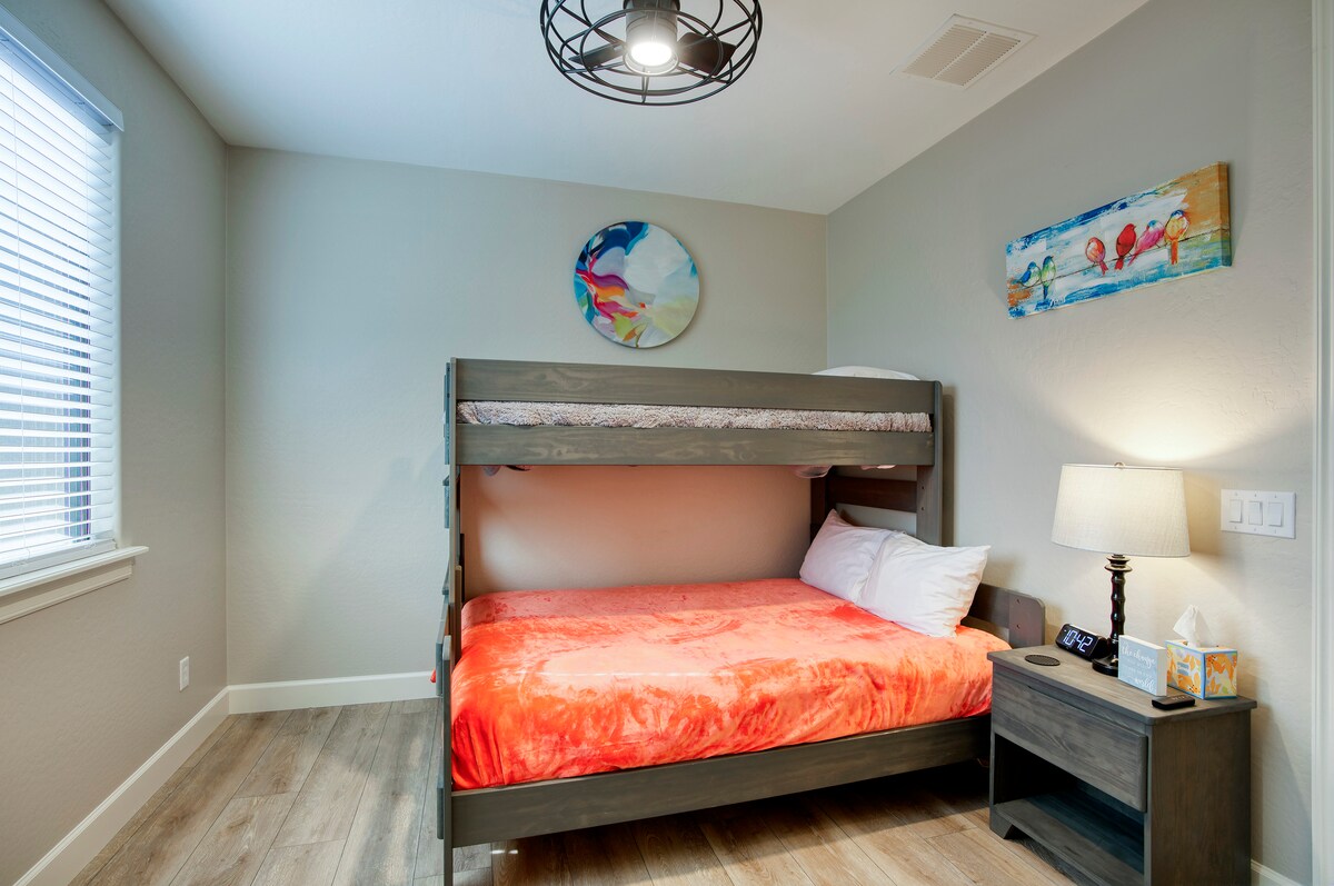 Ორსართულიანი საწოლი - ქვედა საწოლი დედოფლის ზომისაა, ხოლო ზედა ნაწილი - ერთადგილიანი.