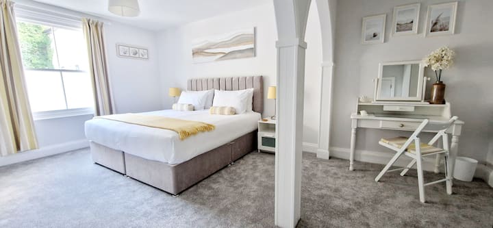 Lujoso dormitorio principal con cama superking con cremallera que se puede separar para proporcionar dos camas individuales