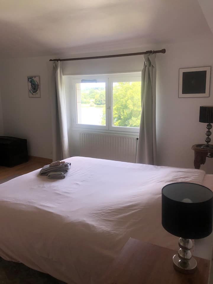 Amplia habitación con vistas al Loira.
Se puede agregar un colchón auxiliar previa solicitud.
Cama paraguas en el lugar.