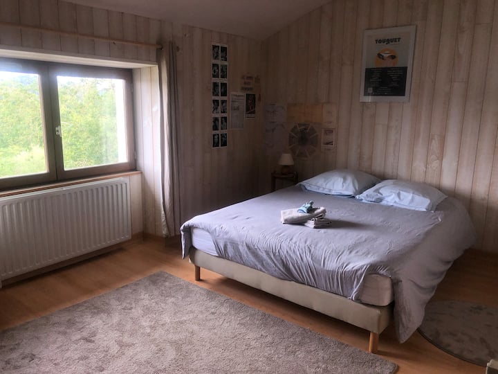 Amplia habitación con vistas al Loira.
Se puede agregar un colchón auxiliar previa solicitud.
Cama paraguas en el lugar.