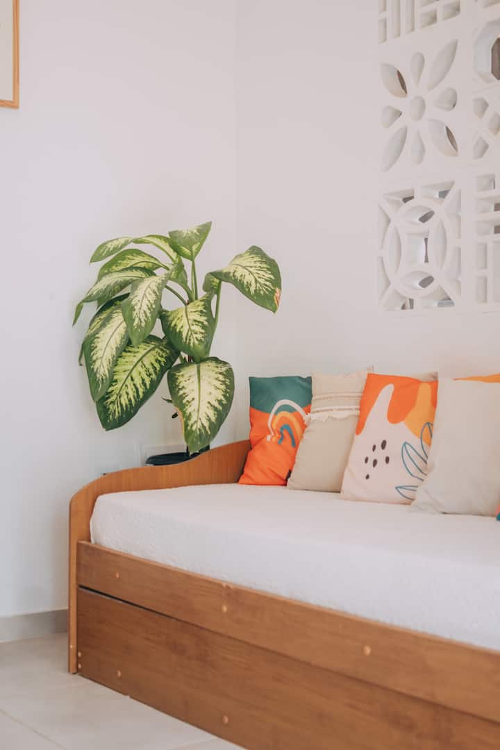 Udoban, svijetao i topao prostor. Pozovite da se odmorite i opustite.