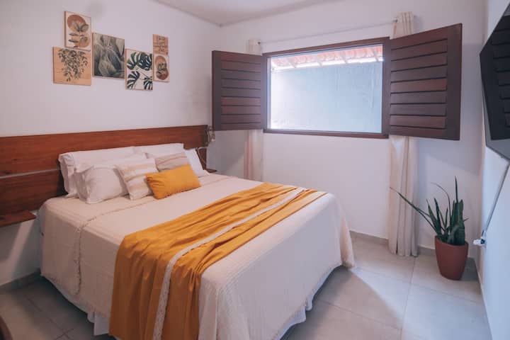 Za nezaboravan boravak potreban je udoban krevet. Prostorija se također može koristiti kao mjesto za rad ili učenje zahvaljujući uređenju ormara s radnim stolom. LG 42" smart TV pomaže vam da se opustite i odustanete.