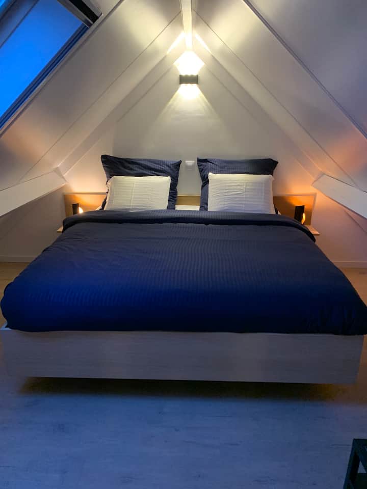 ห้องนอนบนพื้นมีเตียงคู่ขนาด 1.8 ม.