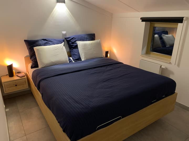 ห้องนอนชั้นล่างมีเตียงคู่ขนาด 1.6 ม.