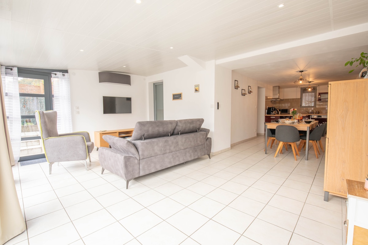 Top Airbnb: Downtown apartment with parking à Argelès Gazost