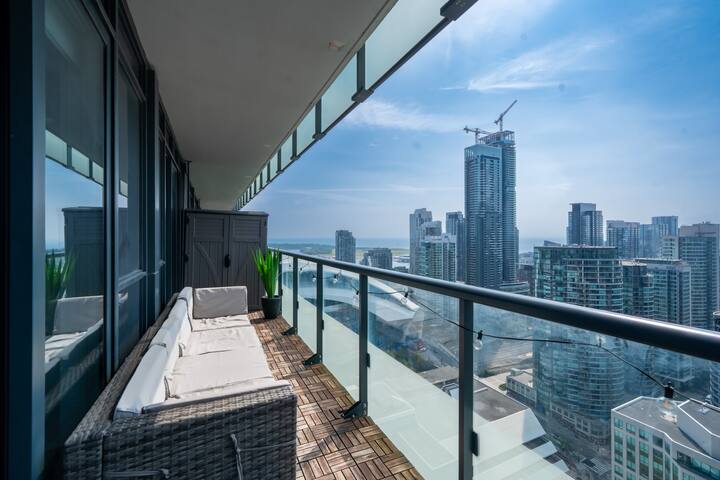 Luxury Downtown Condo For 6 (Near CN Tower) gallery image 3