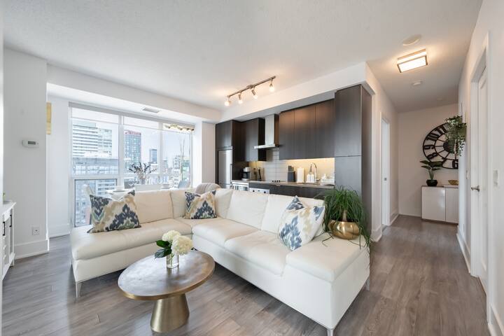 Luxury Downtown Condo For 6 (Near CN Tower) gallery image 4