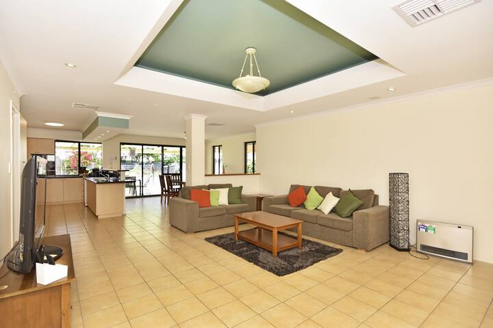 Beach House: Pool, Spa Bath, Walk To Beach - Mindarie