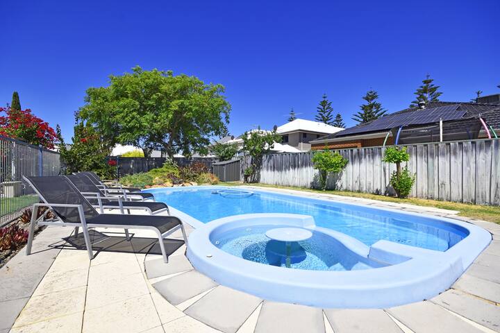 QUINNS RETREAT LARGE HOME WITH POOL INTERNET A/C