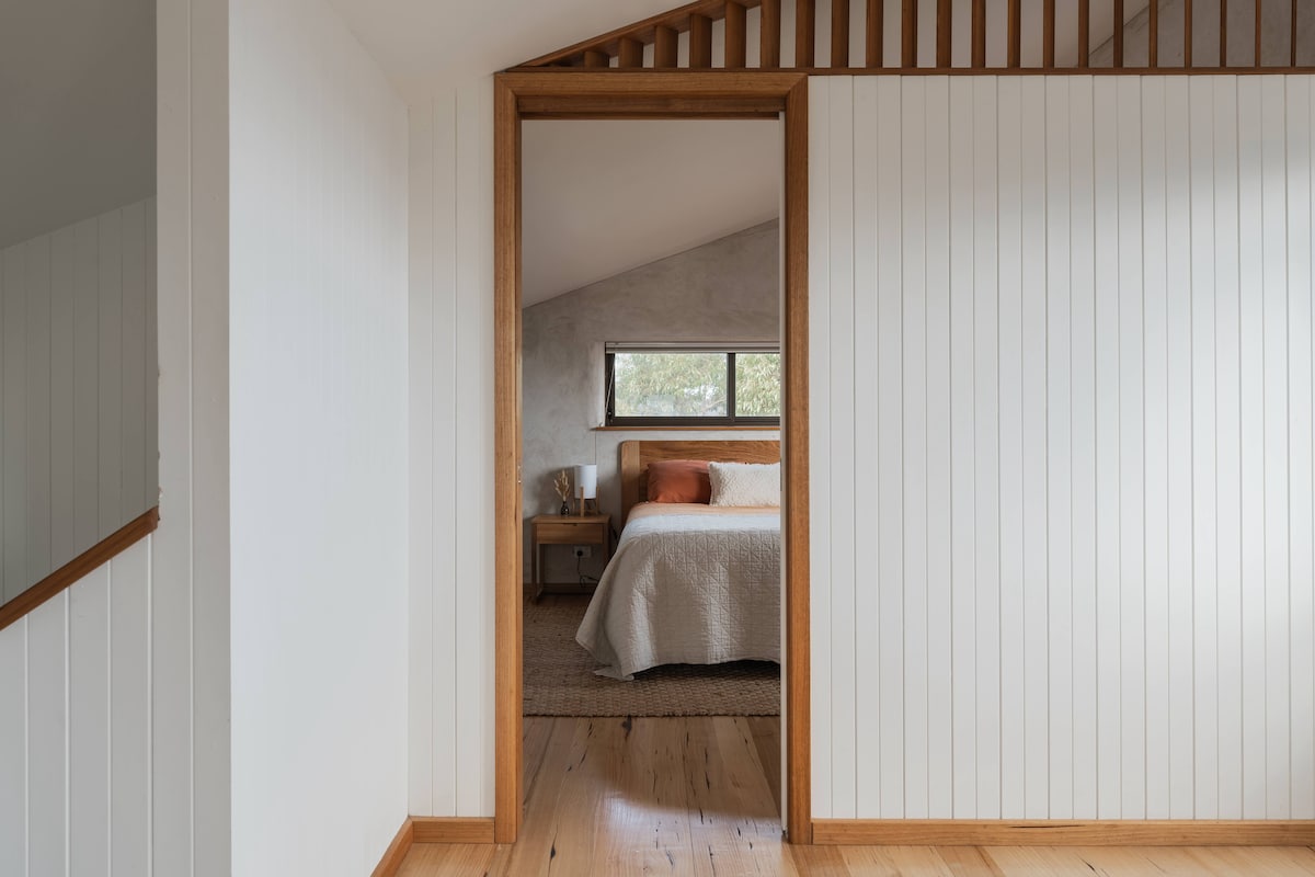 The large sleeping space upstairs is divided by a wooden partition.  If you're sharing the villa with others, please be aware that this does not offer soundproof privacy.