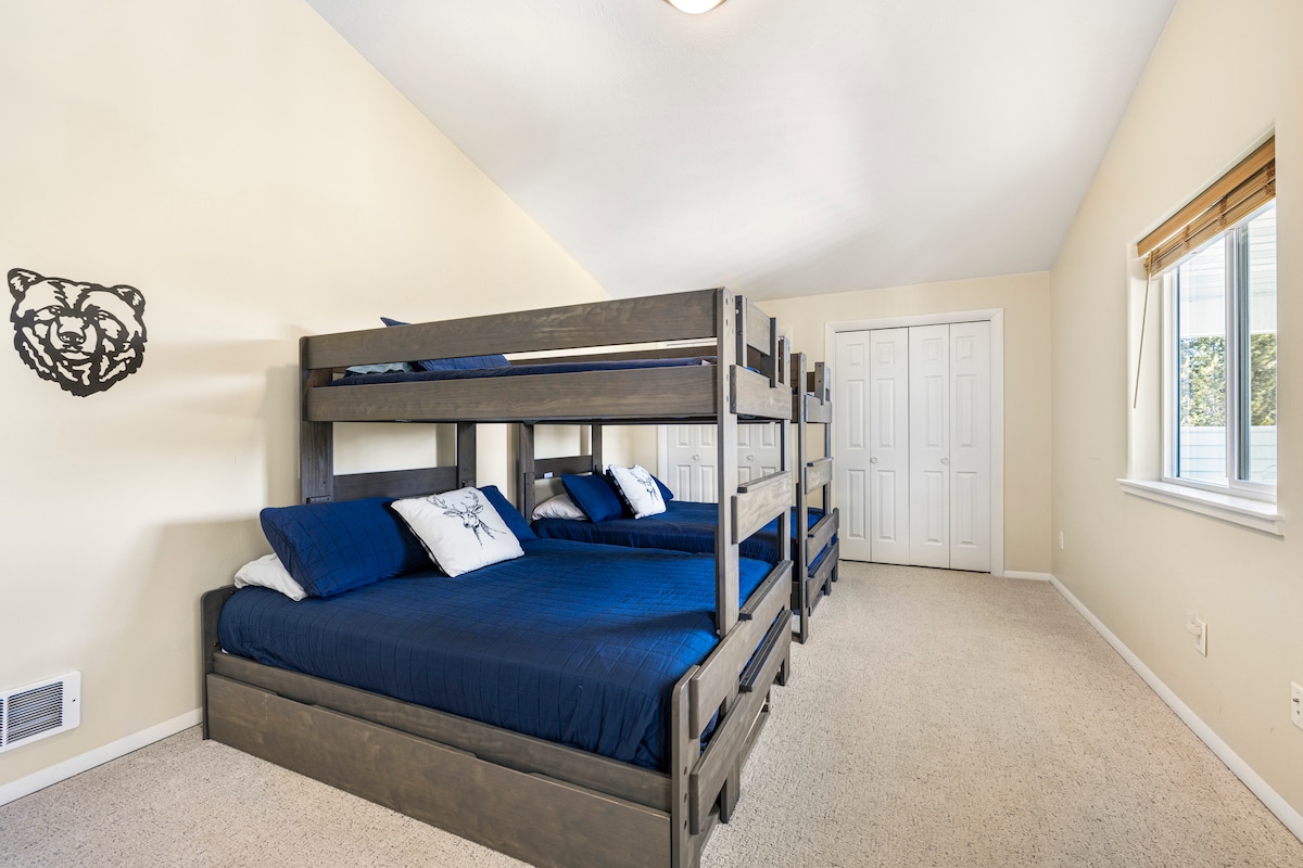 Na katu je spavaća soba s 2 odvojena kreveta na kat s bračnim krevetom na kat 