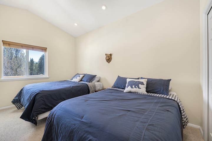 Spálňa na poschodí, 2 manželské postele a inteligentný televízor