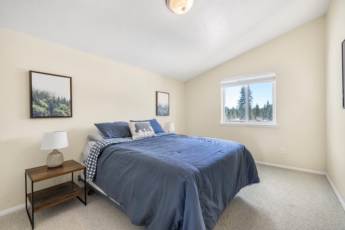 Spavaća soba na katu s bračnim krevetom i pametnim televizorom