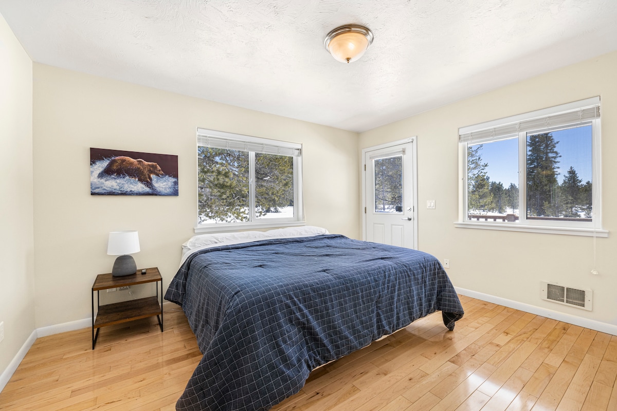 Spavaća soba na glavnom katu s bračnim krevetom, pametnim TV-om i vlastitom kupaonicom 